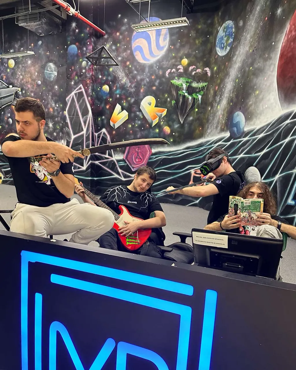 Екипът на VR Varna пред космическия стенопис