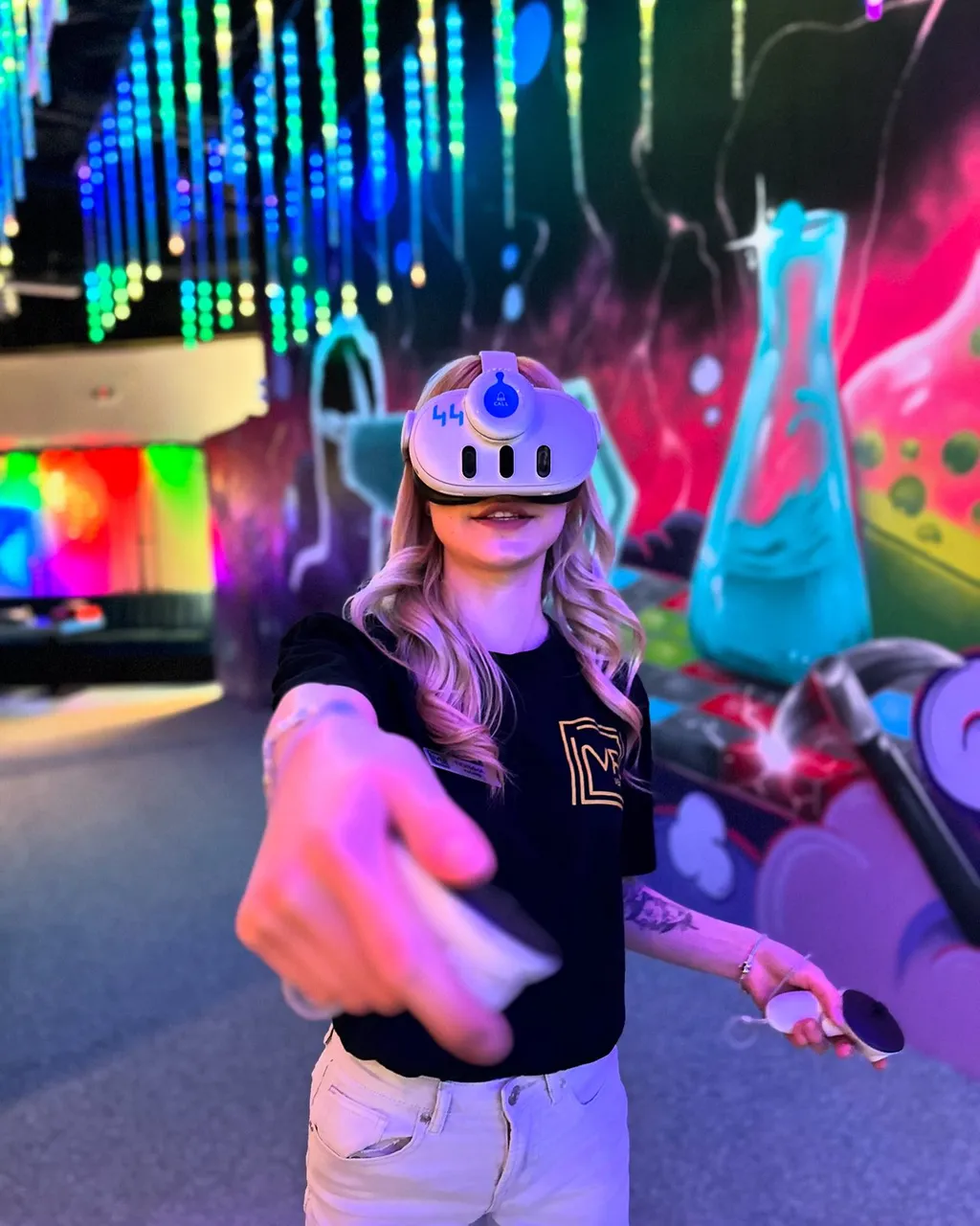 Играч с VR очила Quest 3 в действие с два контролера